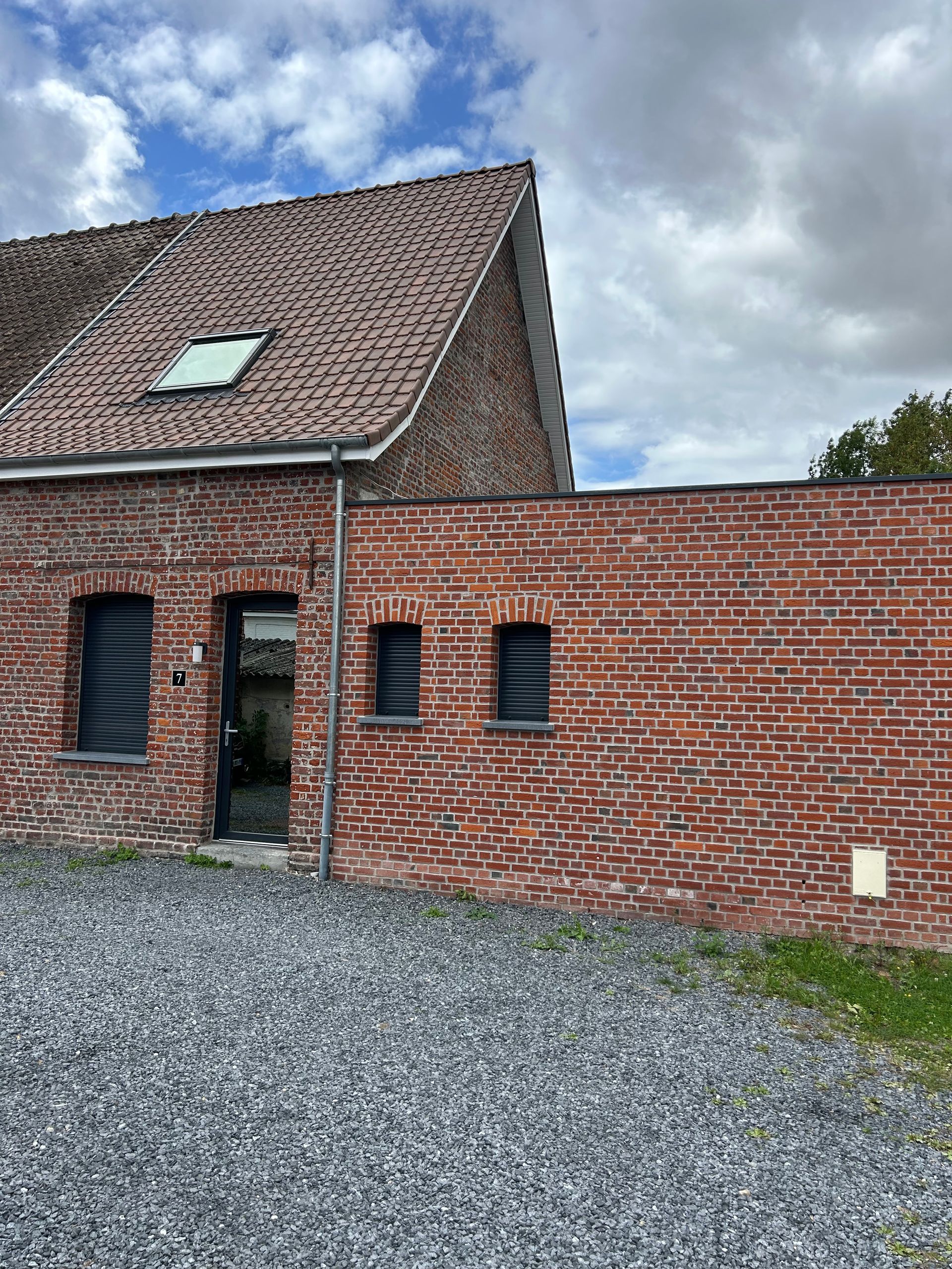 Chantier de couverture sur une maison en brique