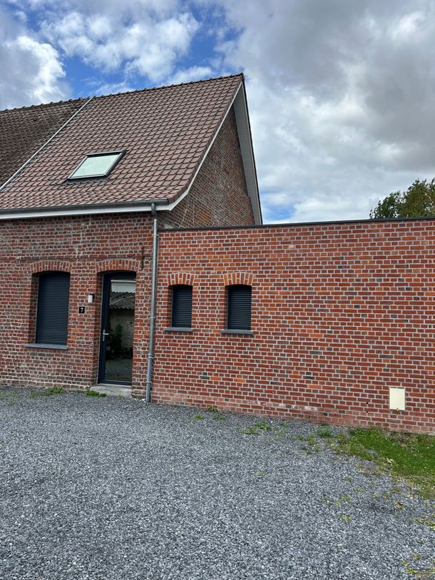 Chantier de couverture sur une maison en brique