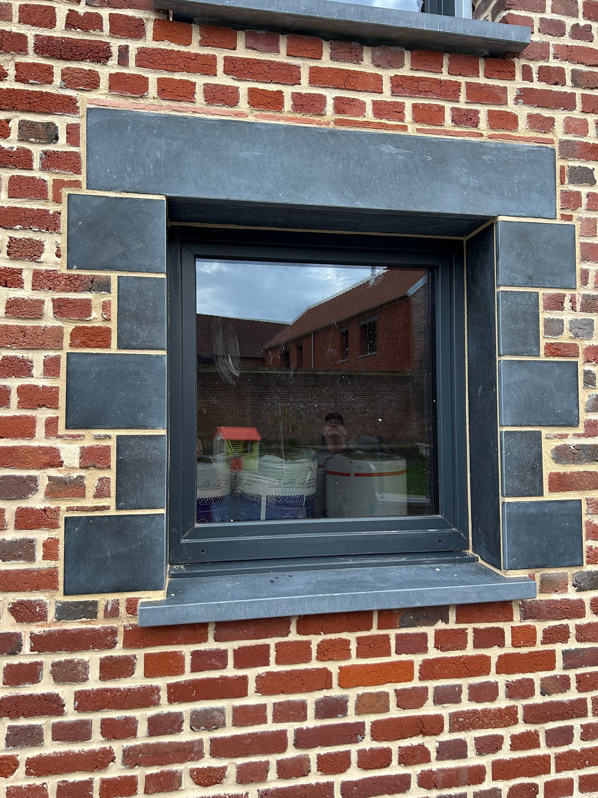 Ravalement de façade en brique et pierre bleue