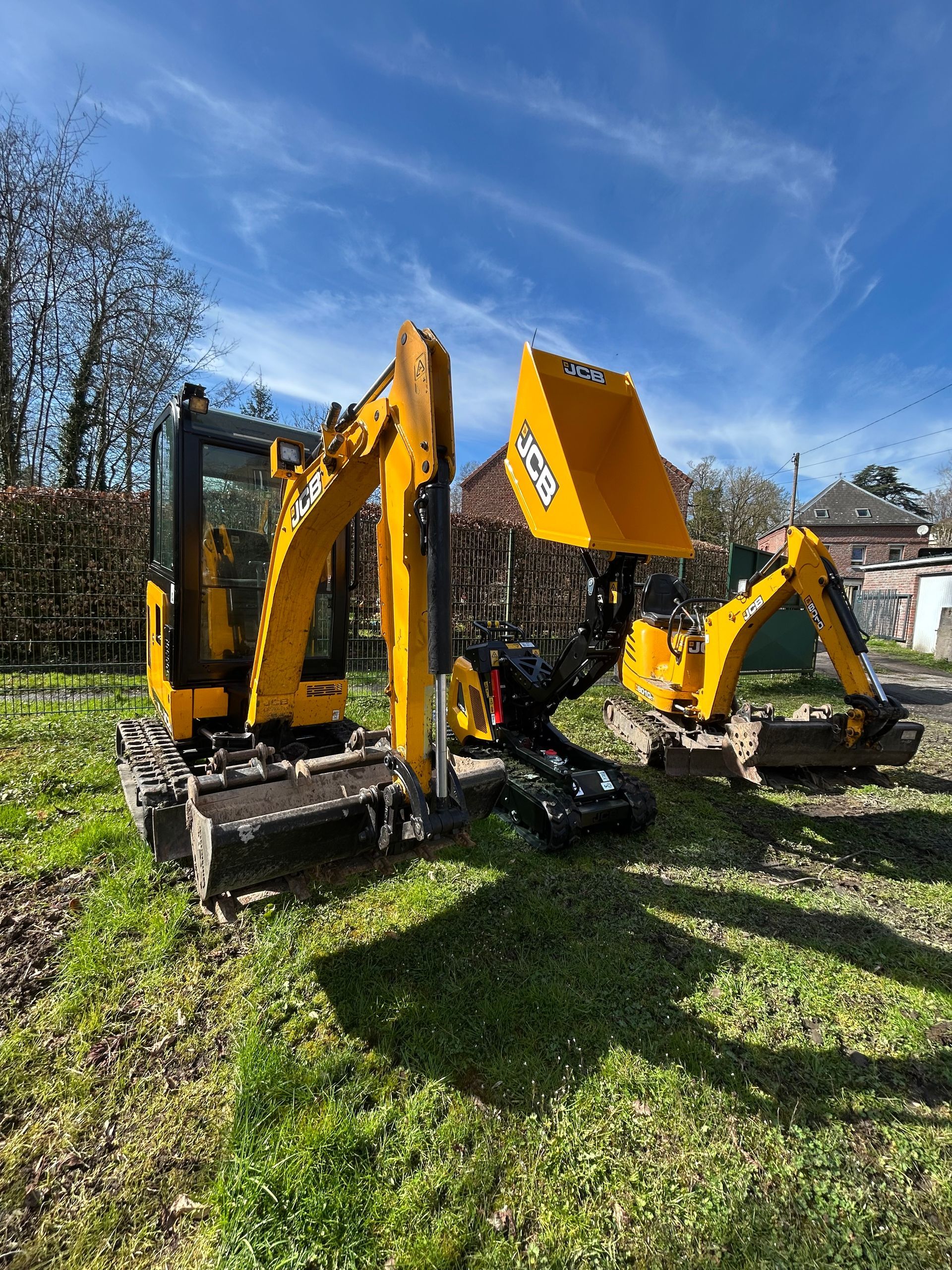 Minipelles garées sur une pelouse