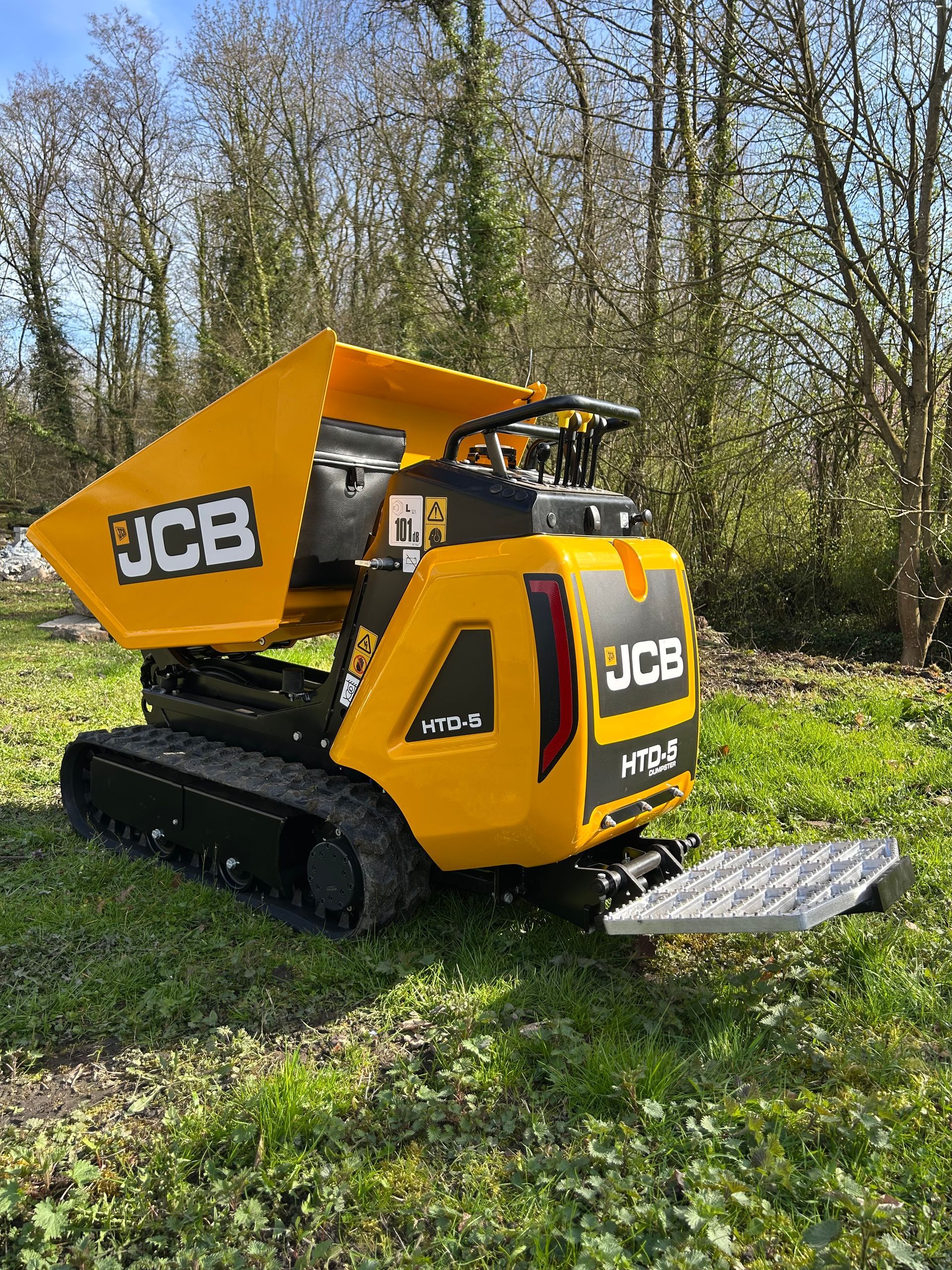 Brouette chenillée dans un jardin