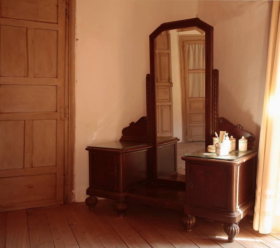 Una habitación con un espejo grande y una cómoda.