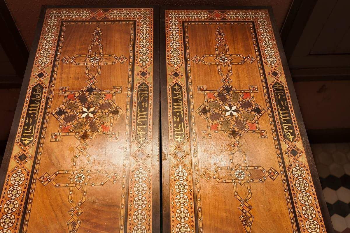 Un par de puertas de madera con un diseño floral.