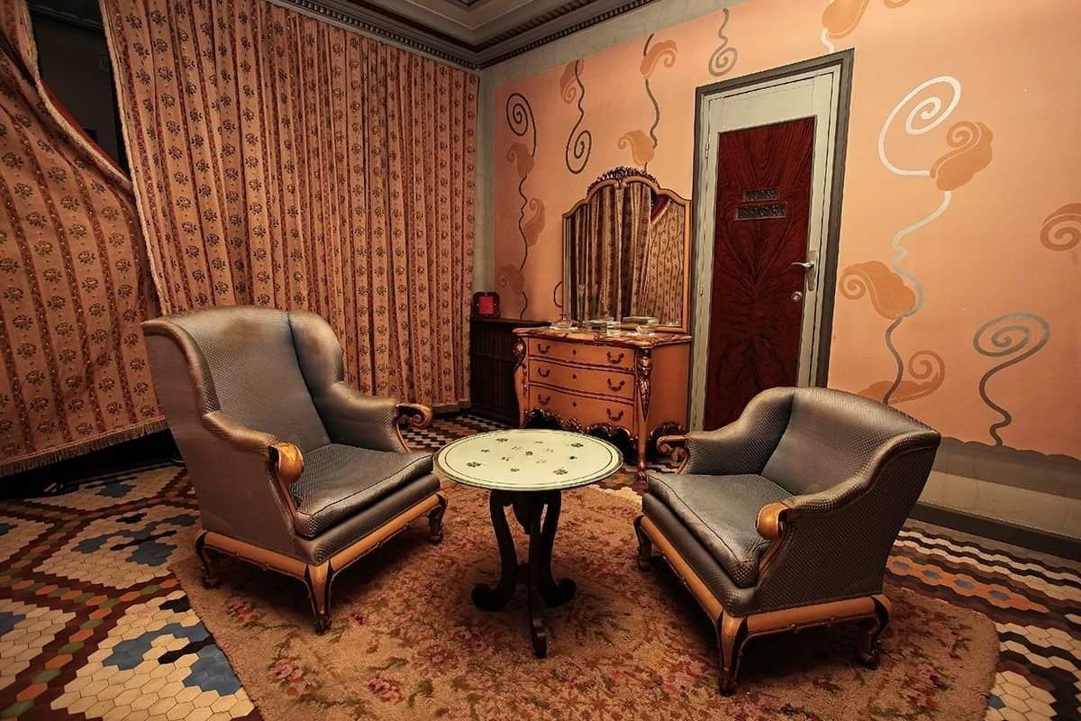 Una habitación con dos sillas y una mesa.