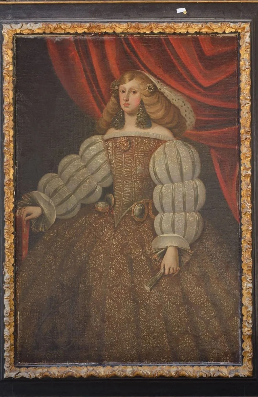 Una pintura de una mujer con un vestido y una cortina roja detrás de ella.