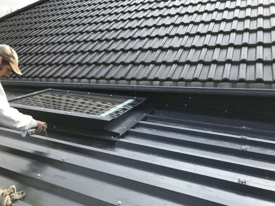 Spenglerarbeiten am Dachübergang
