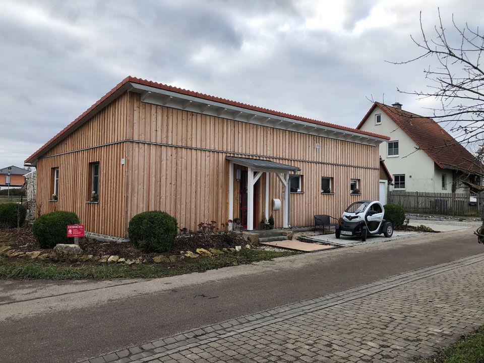 Holzhaus in einem Wohnviertel