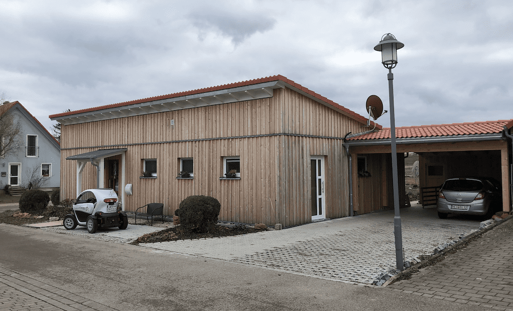 Holzhaus in einem Wohnviertel