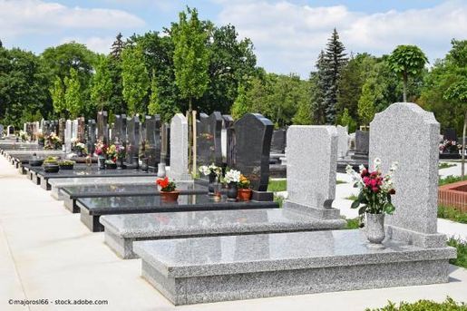 Grabmale auf dem Friedhof