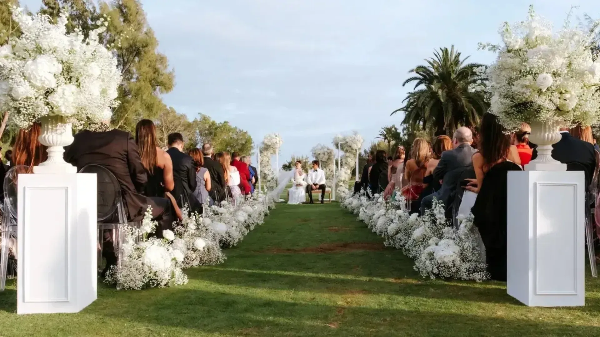 Cerdo asado con verduras, servido sobre puré de papas, adornado con salsa en un plato blanco.