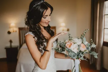 Elegante mesa de recepción de boda con centro de mesa floral.