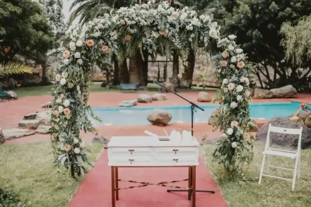 Bandejas de quesos y galletas dispuestas en círculos de madera, mesa preparada con bocadillos.