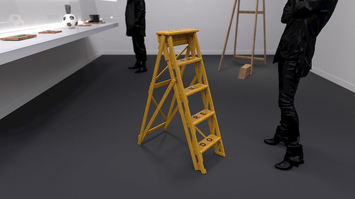 Escalera amarilla en una galería de arte; dos personas vestidas de negro se encuentran cerca.