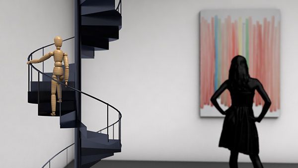 Figura de madera desciende por una escalera de caracol, mujer vestida de negro contempla una obra de arte colorida.