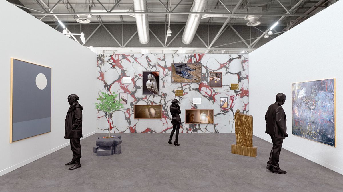 Personas viendo arte en una galería; paredes blancas, fondo de mármol, varias obras de arte enmarcadas.