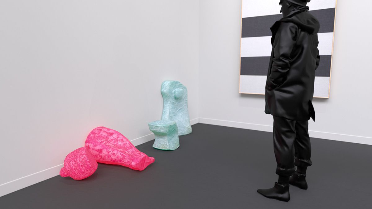 Una persona vestida de negro mira esculturas coloridas en una galería de arte.