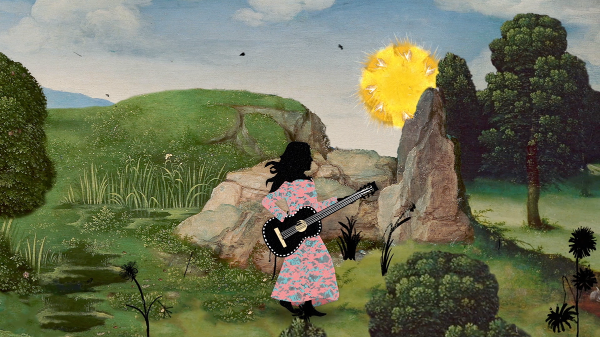 Mujer tocando la guitarra en un paisaje verde soleado, caminando hacia grandes formaciones rocosas.