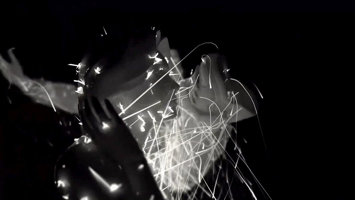 Persona en la oscuridad, cubierta de líneas blancas brillantes, levantando los brazos.