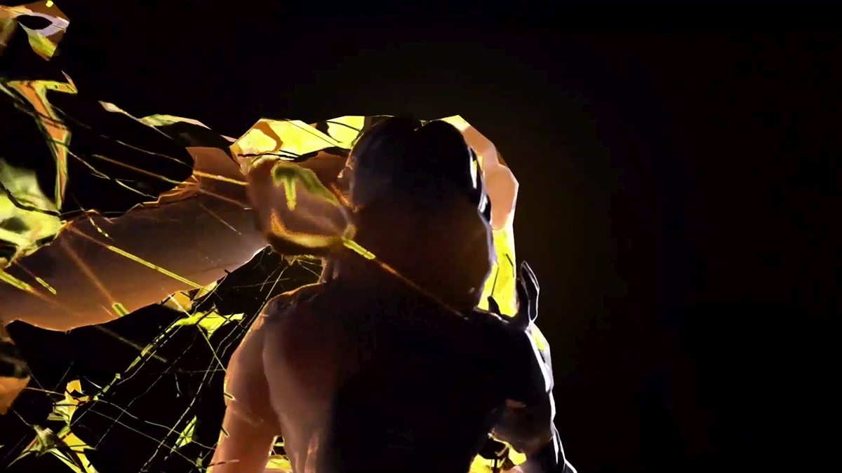 Una persona atravesando una pared de cristal rota y brillante; fondo dorado y oscuro.