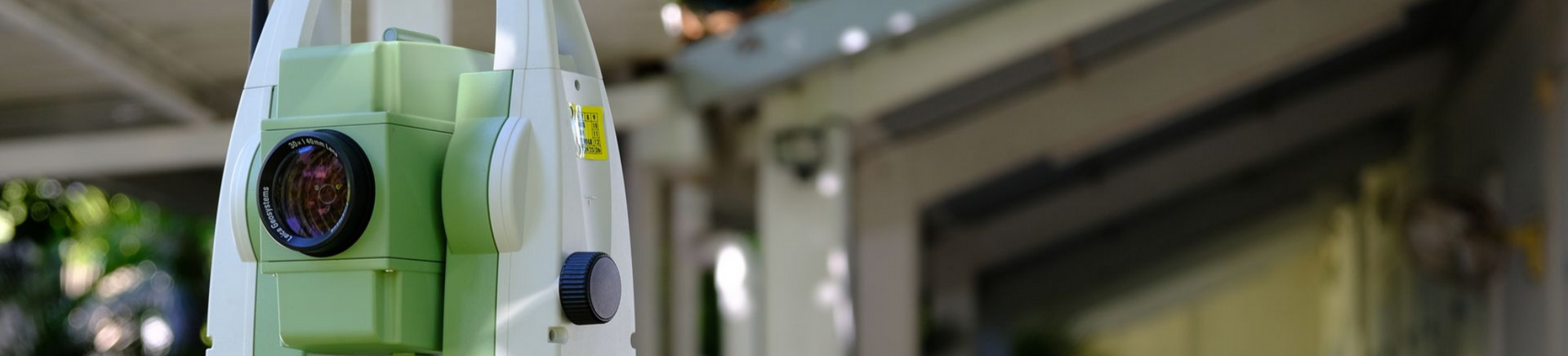 Tachéomètre se détachant sur un fond indistinct.