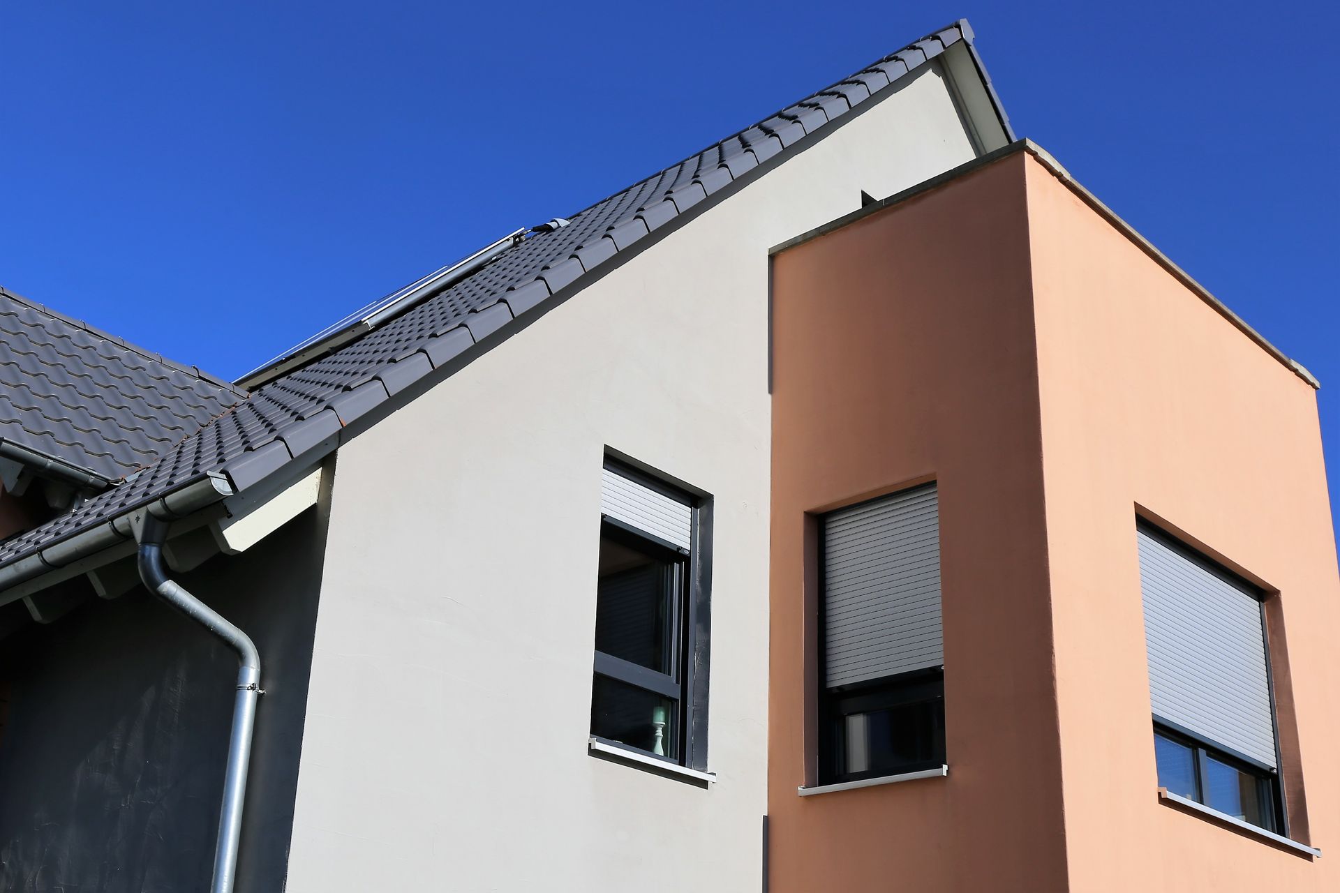 La façade bicolore d'une maison.