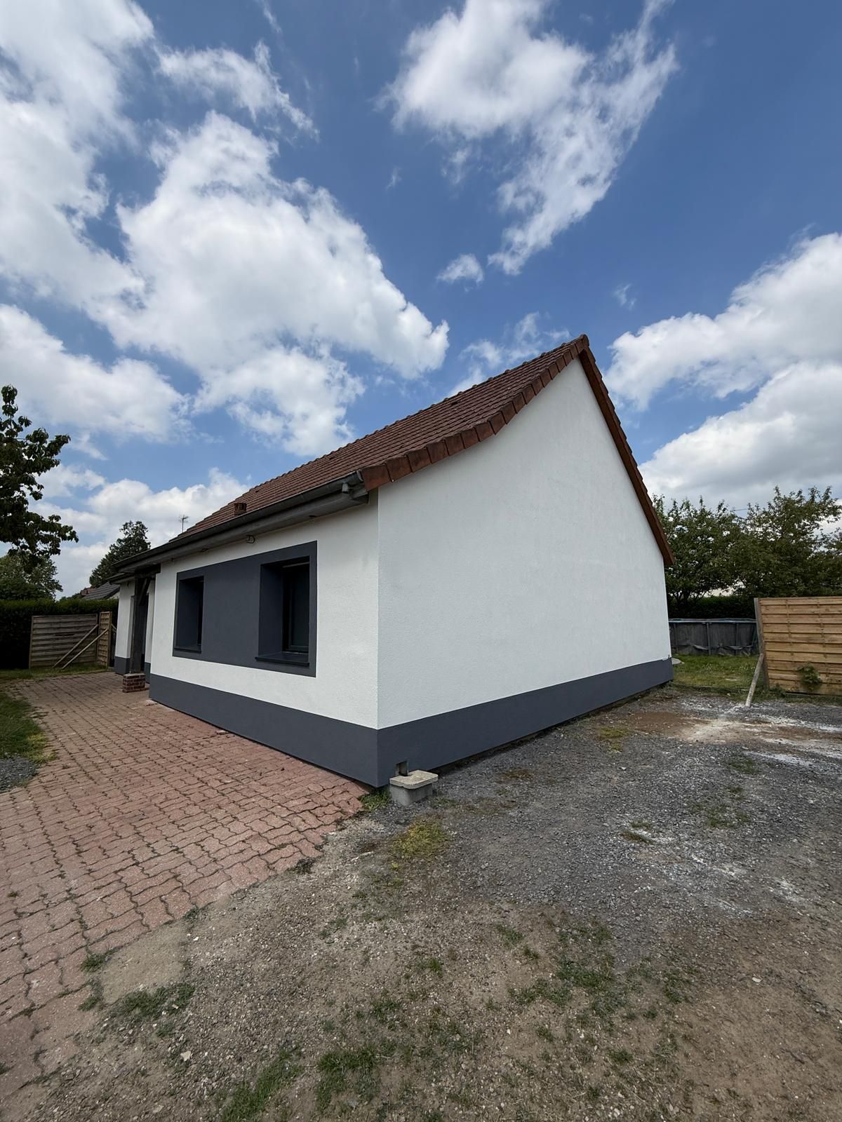 Une maison avec une façade neuve suite à des travaux d'ITE.