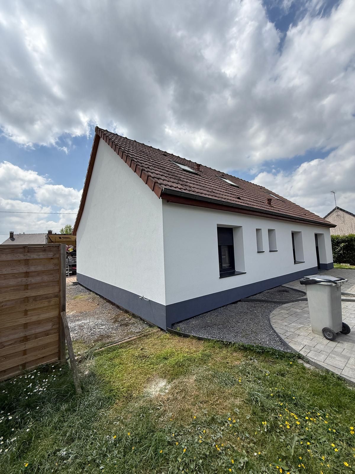 La façade d'une maison recouverte d'une isolation en polystyrène expansé.