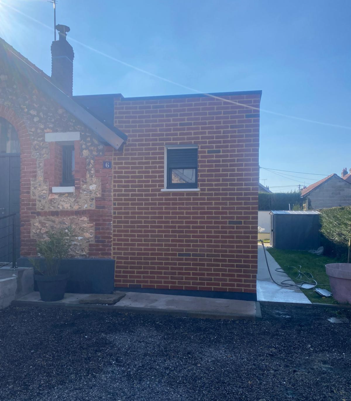 Pierres de parement sur la façade d'une maison.