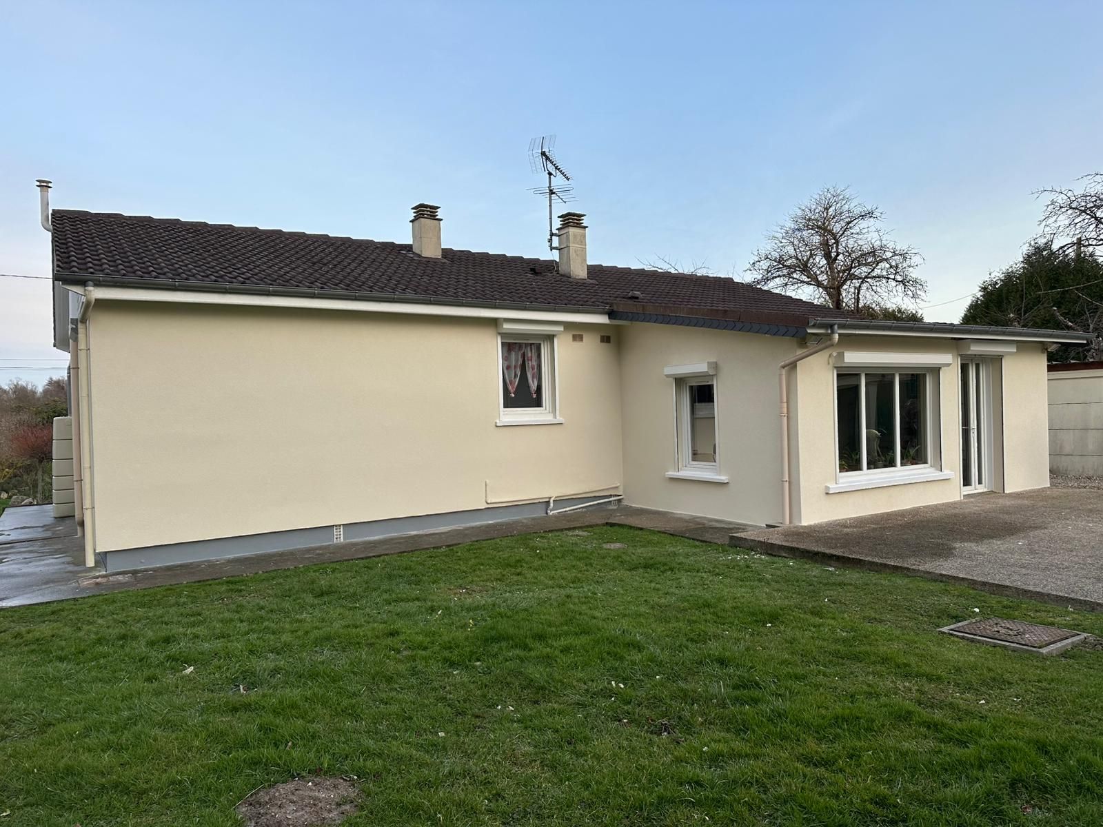 Une façade recouverte d'un enduit coloré.