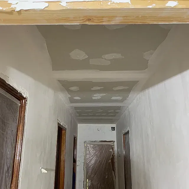 Un pasillo largo con un techo que está siendo remodelado.