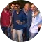Un grupo de personas posa para una fotografía en círculo.