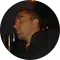 Un primer plano de la cara de un hombre en un círculo.