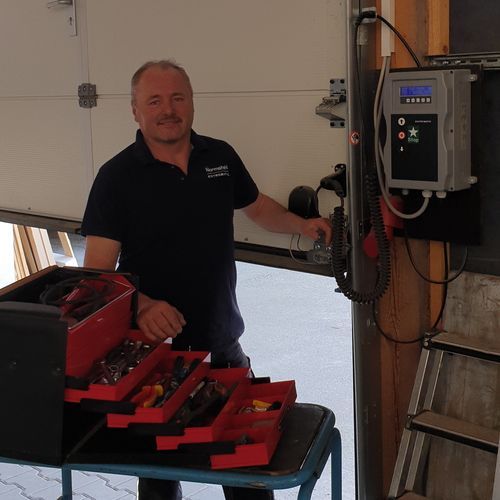 Sachsenhauser Tor- & Antriebstechnik, Mitarbeiter montiert Antrieb