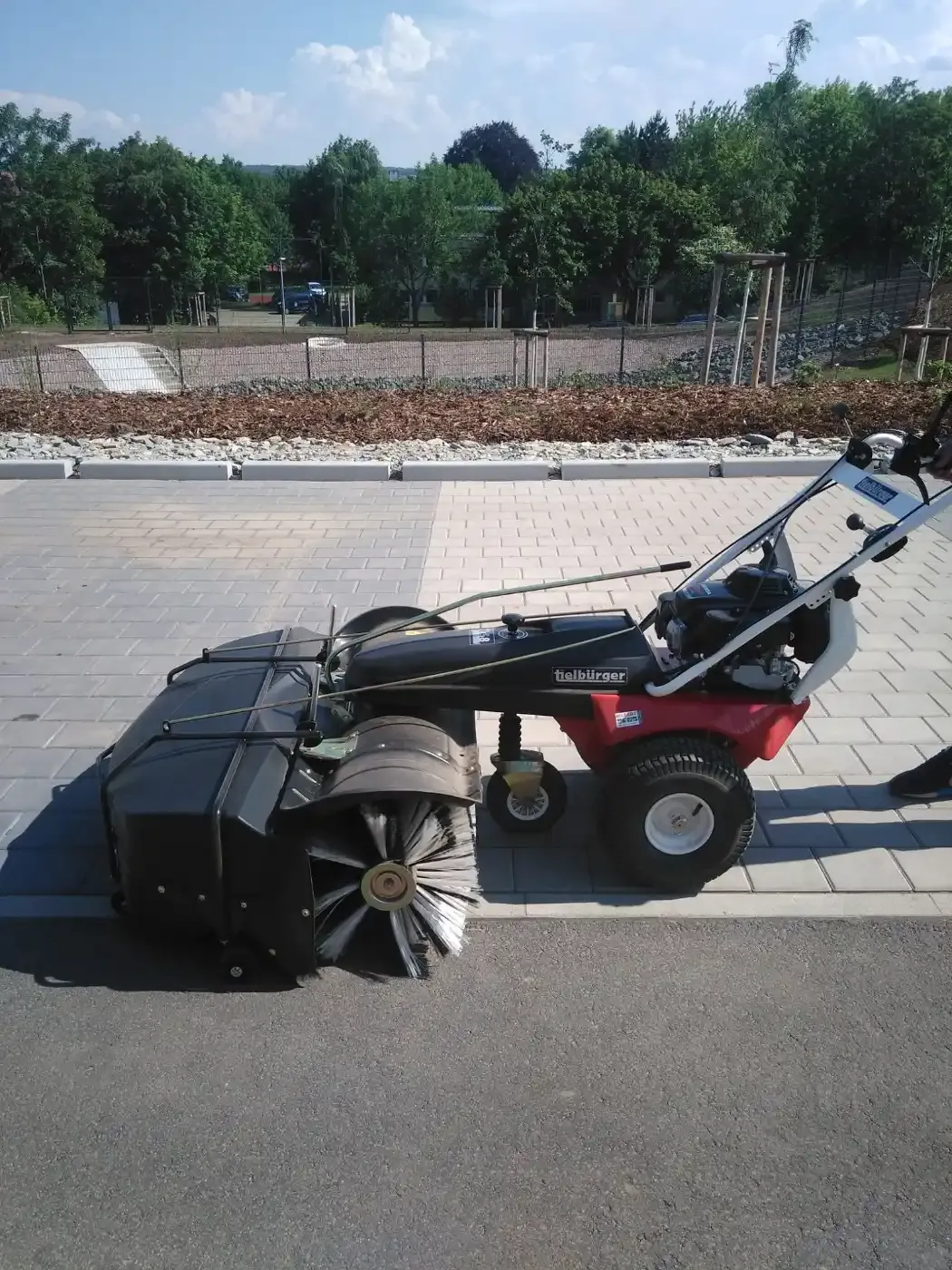 Ein Rasenmäher steht am Straßenrand