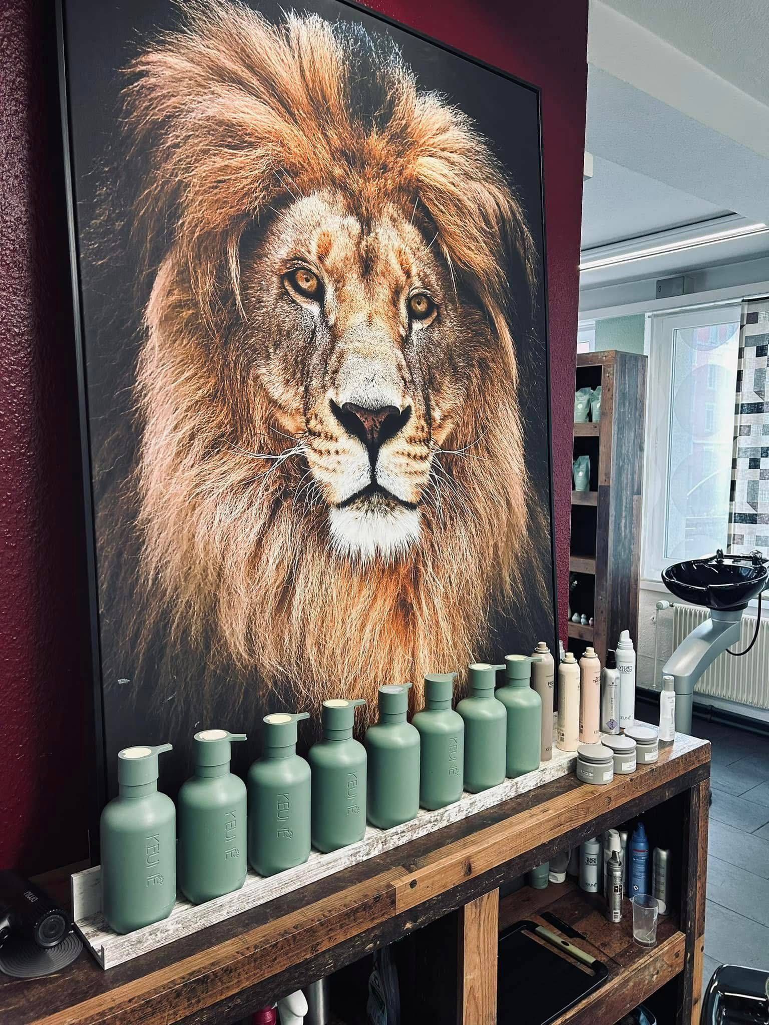 Eine Frau lässt sich in einem Salon die Haare färben.