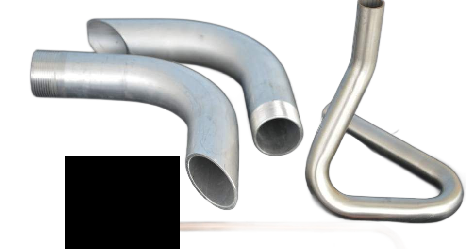 Verschiedene Metallrohrbögen und -rohre in Silber, Weiss und Kupfer auf dunklem Hintergrund