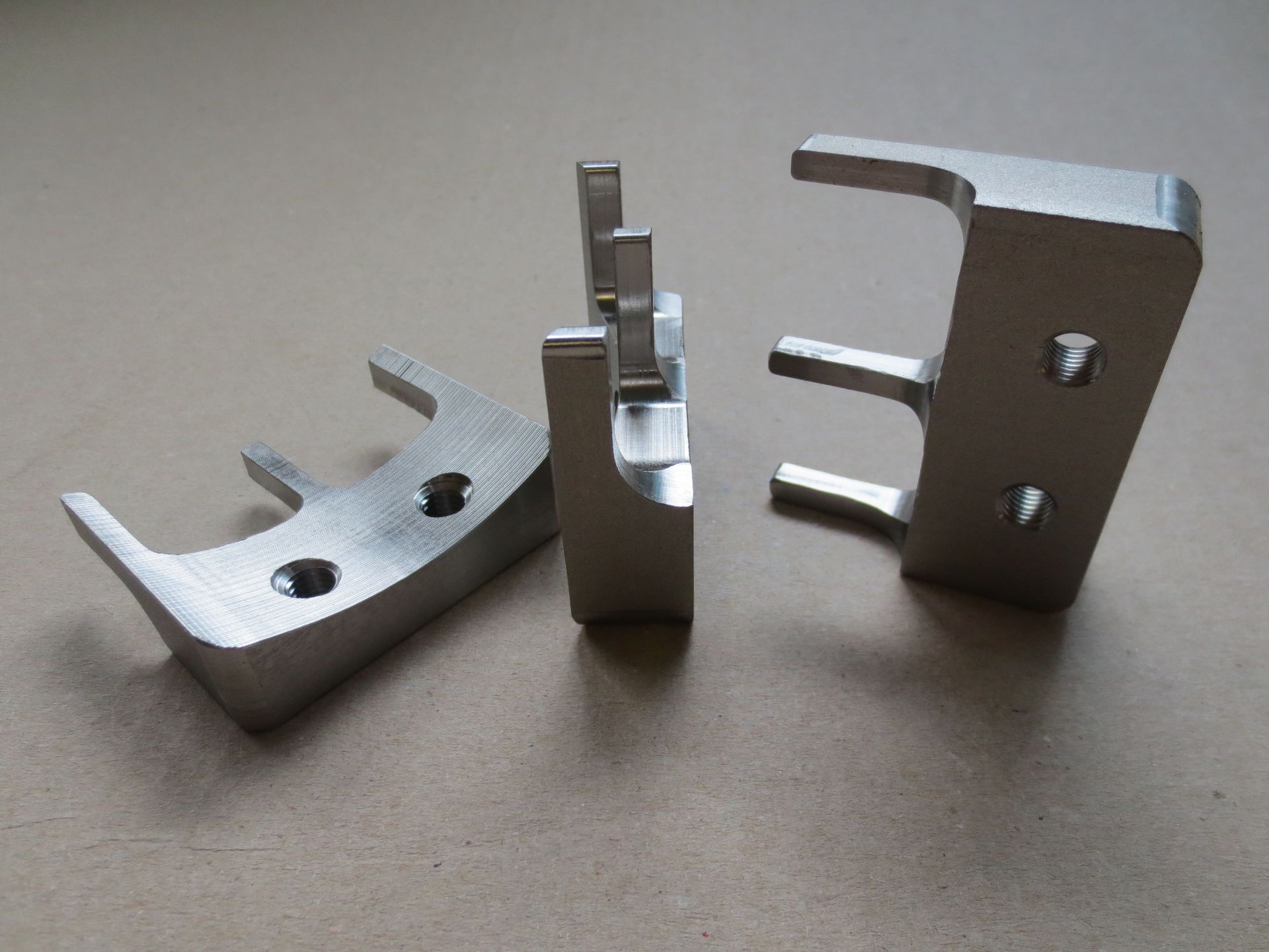 Zwei an der Wand befestigte Metallknöpfe auf einer dunklen, strukturierten Oberfläche