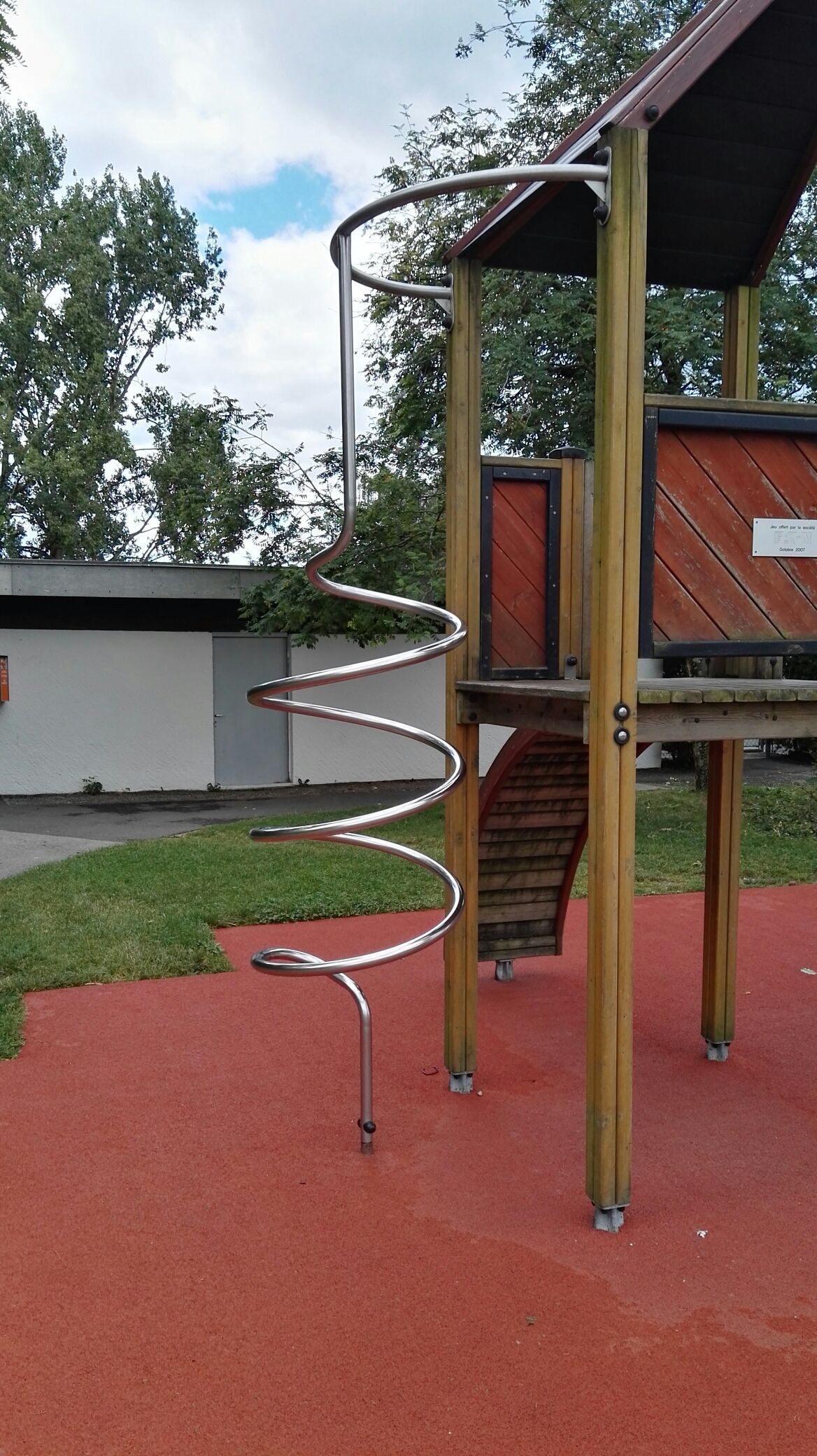 Drei kleine metallische Lüftungsöffnungen auf einer dunklen, strukturierten Oberfläche.