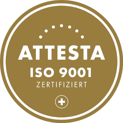 Braunes rundes Abzeichen mit der Aufschrift „ATTESTA ISO 9001 ZERTIFIZIERT“ und einem weißen Kreuzsymbol.