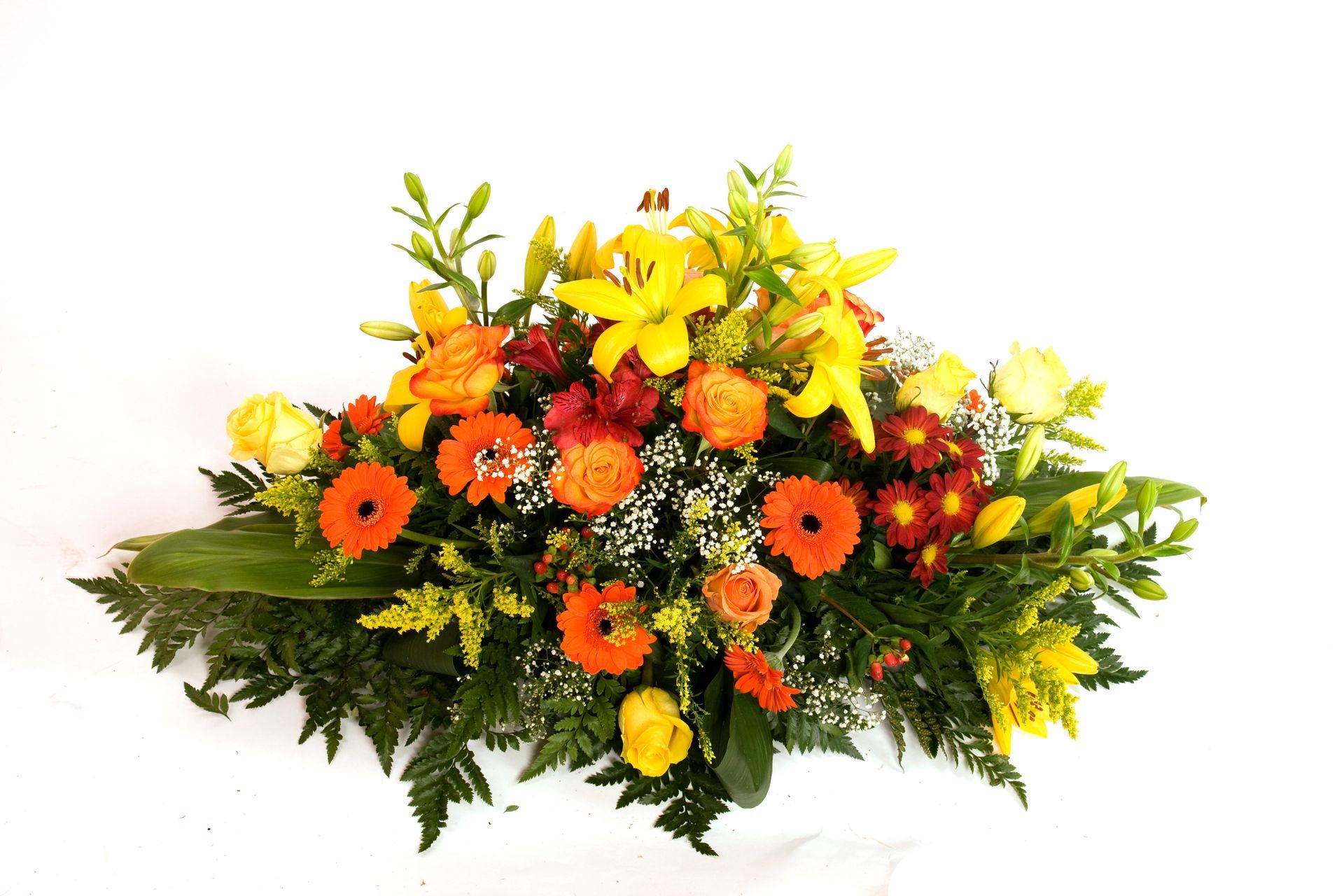 Photo de fleurs de deuil jaunes et orange et de fougère