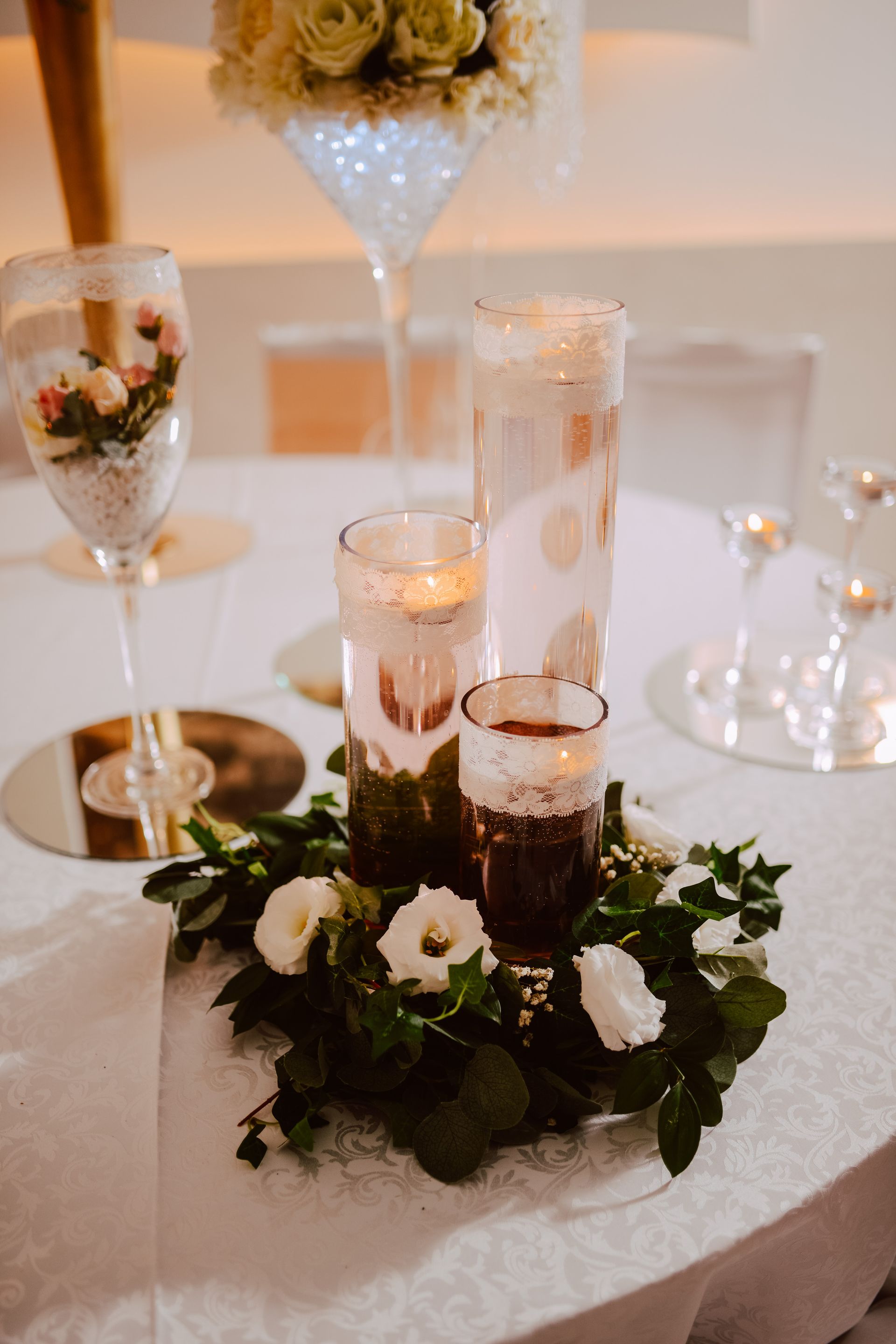 Photo d'une table et de couverts décorés avec des fleurs