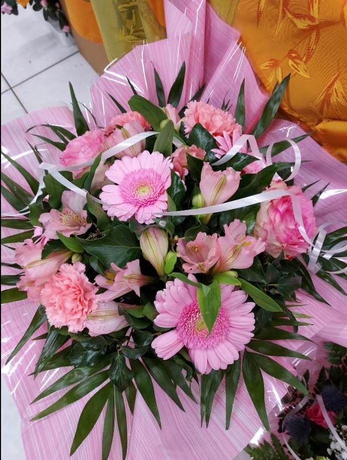 Un bouquet de fleurs roses exposées en rond