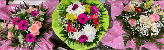 Photo de trois bouquets de fleurs