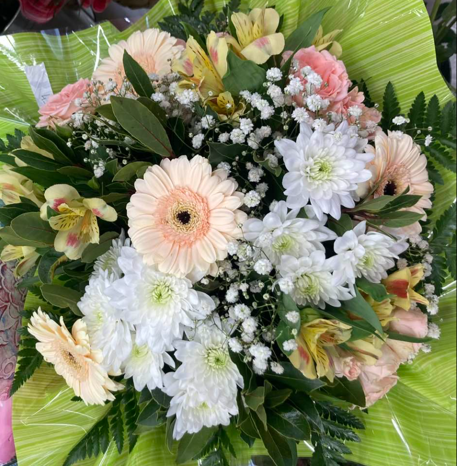 Photo d'une composition de fleurs de saison