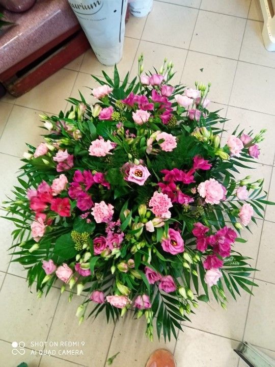 Photo d'un coussin de deuil fleuri