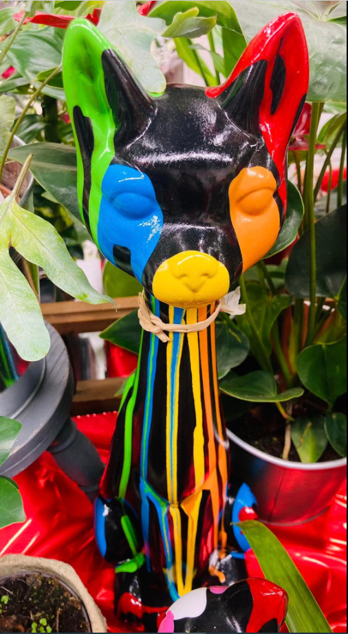 Photo d'une statuette décorative colorée