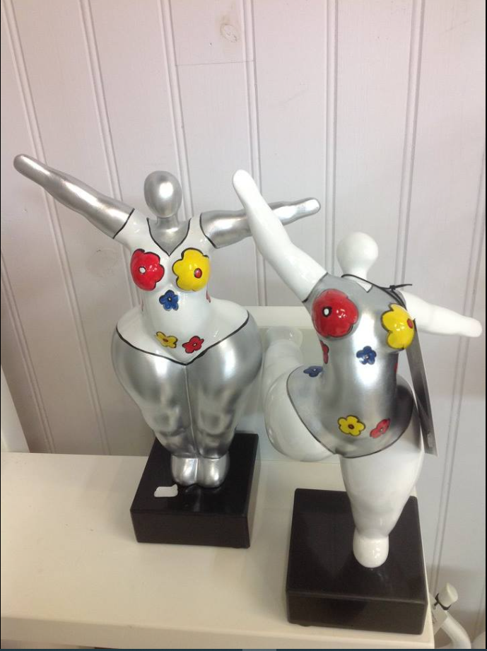 Photo de deux statuettes décoratives colorées