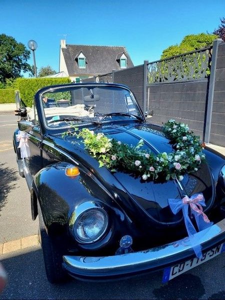 Photo d'une voiture décorée avec des fleurs