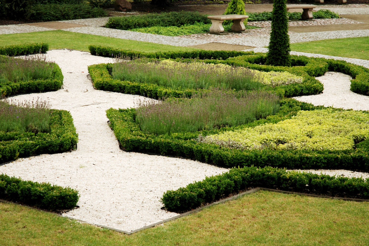 Une paisible terrasse à l'arrière d'une maison avec piscine, pelouse verdoyante,.