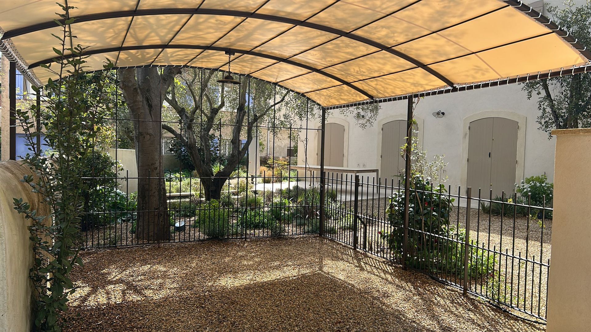 Une paisible terrasse à l'arrière d'une maison avec piscine, pelouse verdoyante,.